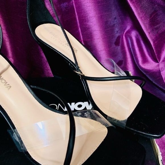 💜 3/25 Fashion Nova  Black & Clear Strapped Wedges Size 10 - Picture 2 of 4